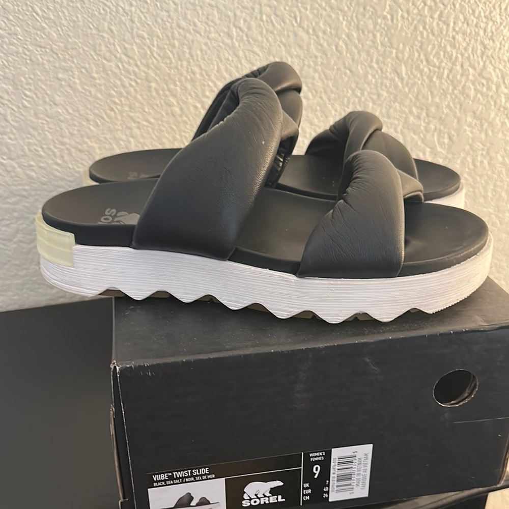 Sorel Vibe Twist Slide Sandals - Black and White